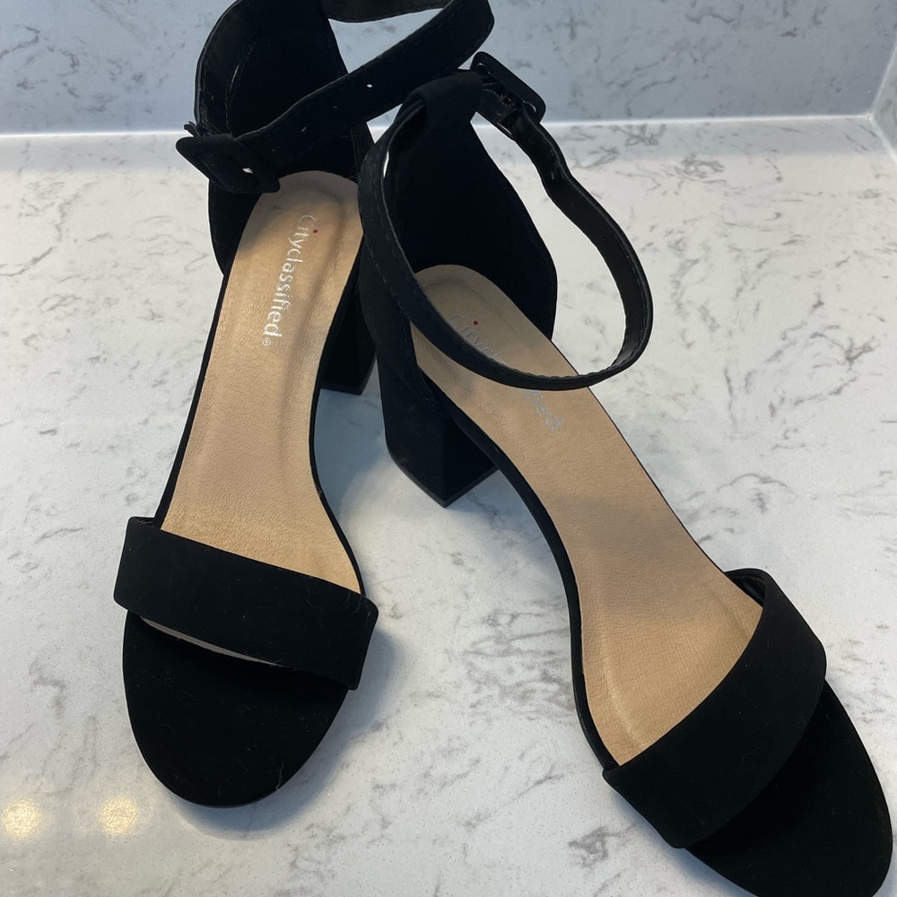 💃🏻 Cityclassified size 8.5 heels 👠